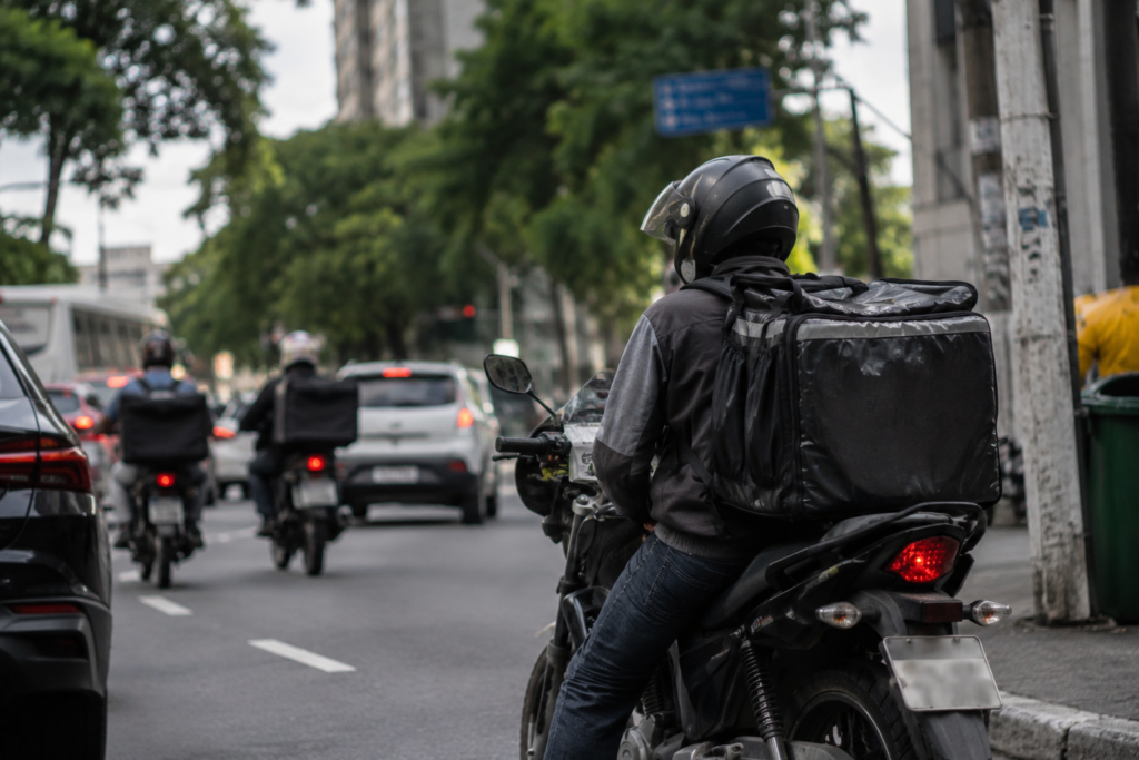 Só 1 em cada 5 motociclistas de aplicativo tem cobertura previdenciária no Brasil